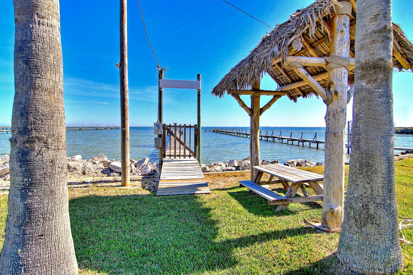 Coast-front Cottage with Barbecue and Hammocks Perfect for Water Sports in Rockport, Texas