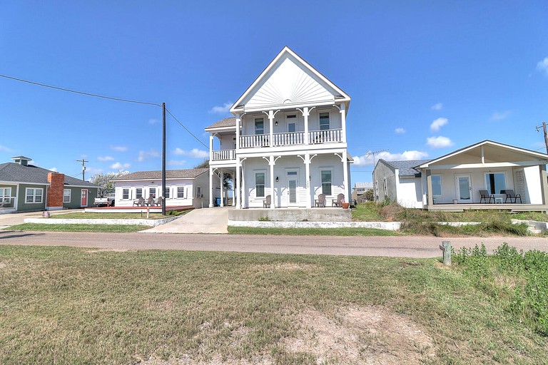Luminous Beach House Incredible for Water Sports in Rockport, Texas
