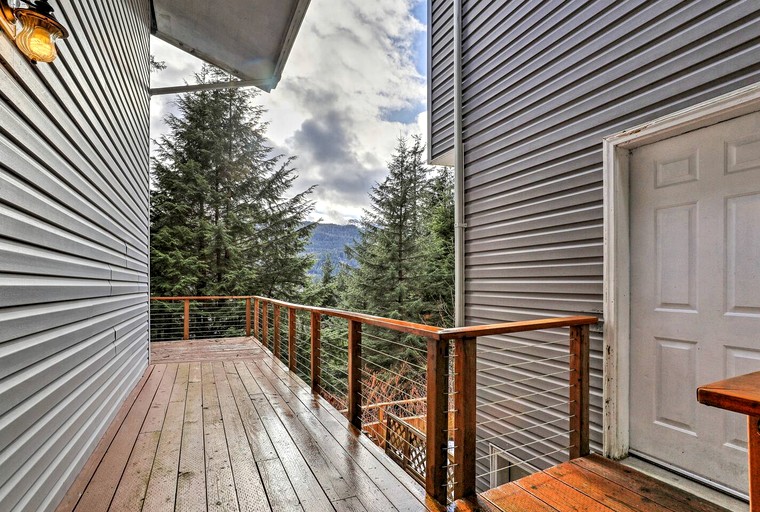 Alaskan Panorama – 1BR Cabin with Mountain Views in Juneau, AK
