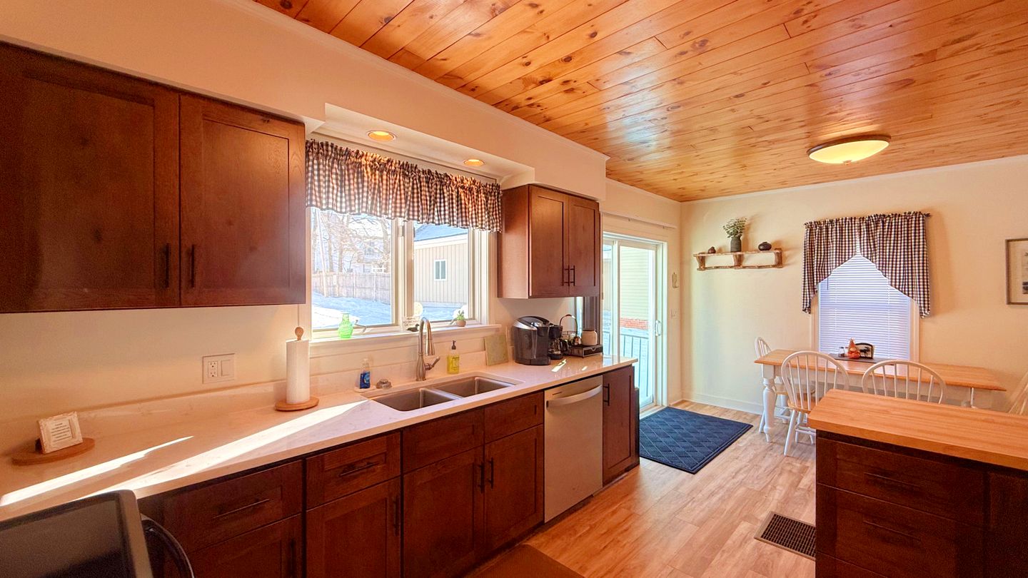 Relaxing Waterfront Getaway with Breathtaking Views in Greenville, Maine