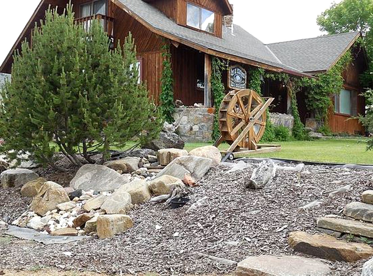 Lovely Getaway Accommodation with Luxurious Hot Tub in Virginia City, Montana