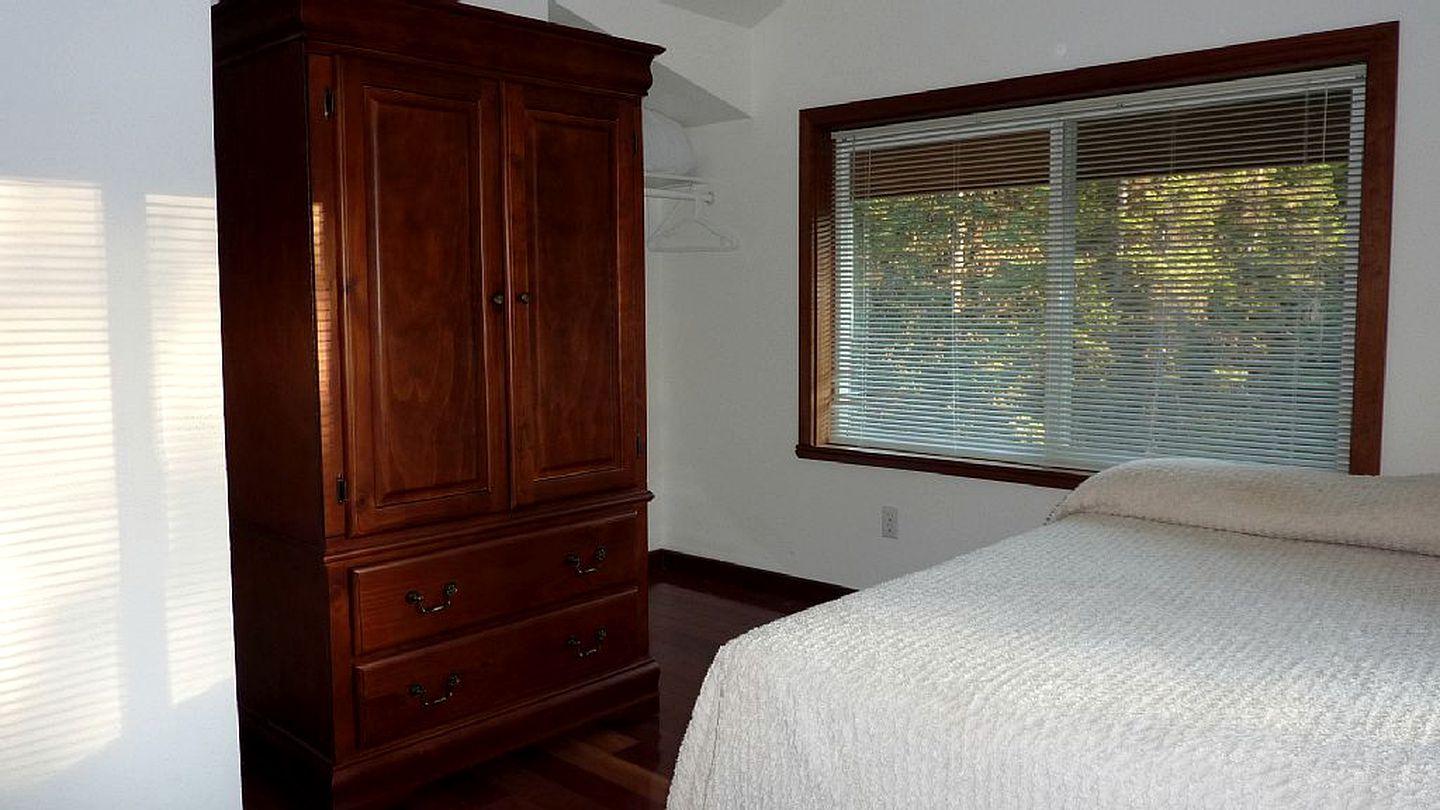 Quiet Tree House-Style Cabin in the Chugach National Forest, Alaska