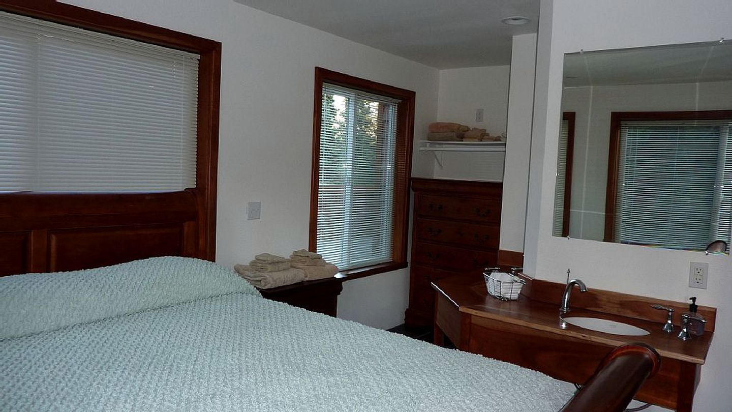 Quiet Tree House-Style Cabin in the Chugach National Forest, Alaska