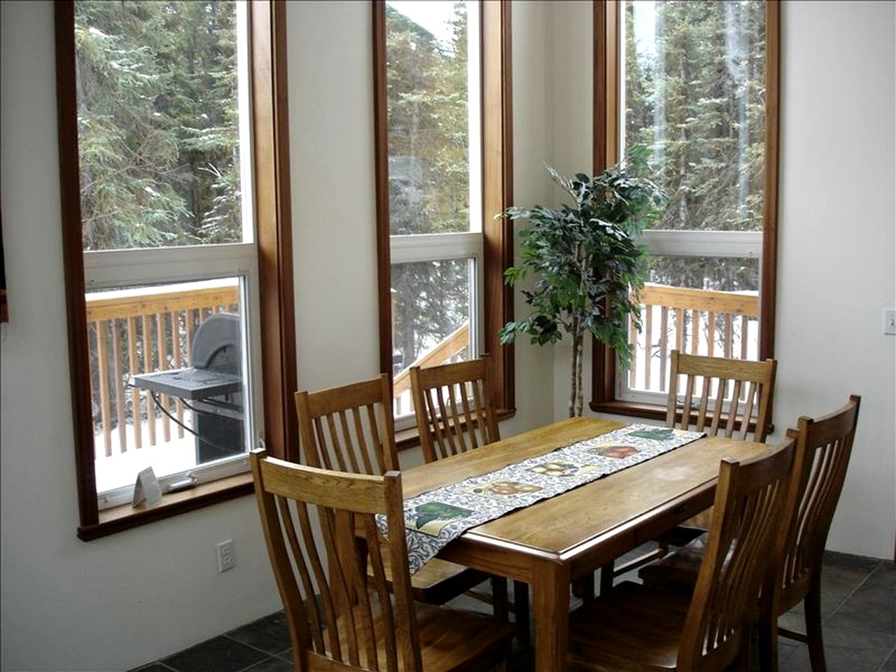 Quiet Tree House-Style Cabin in the Chugach National Forest, Alaska