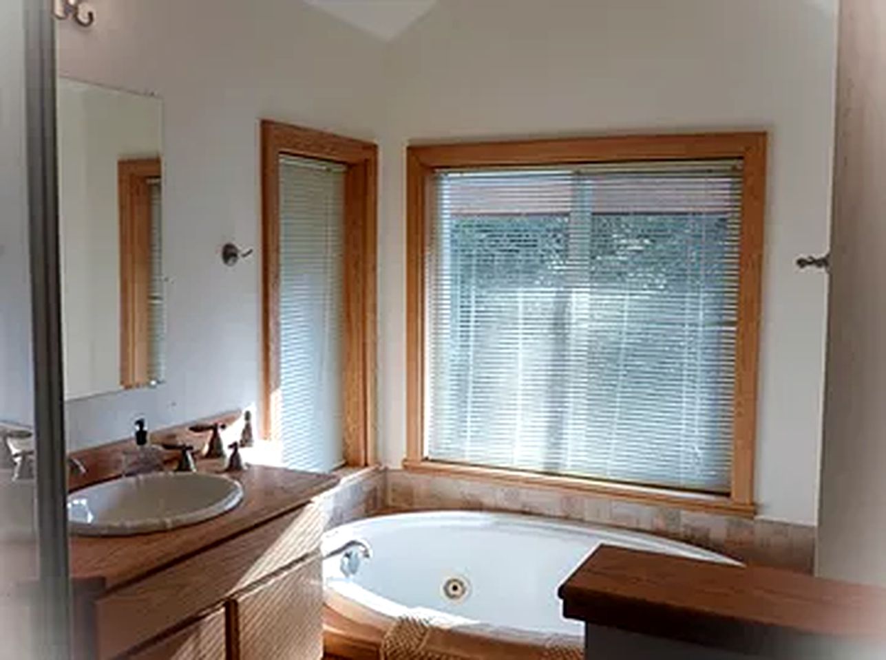 Quiet Tree House-Style Cabin in the Chugach National Forest, Alaska