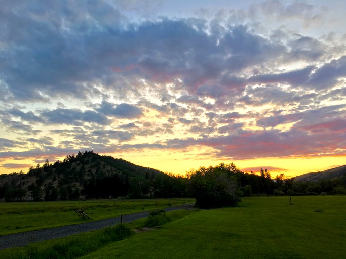 Barns (Tygh Valley, Oregon, United States)