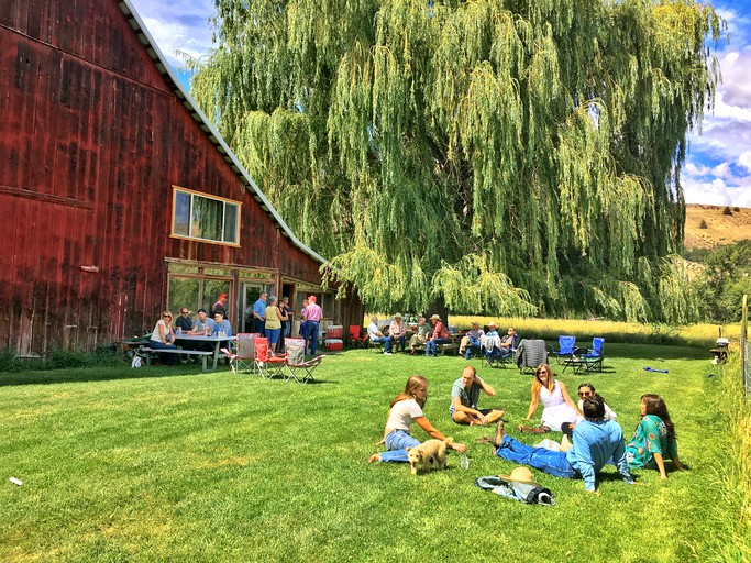 Barns (Tygh Valley, Oregon, United States)