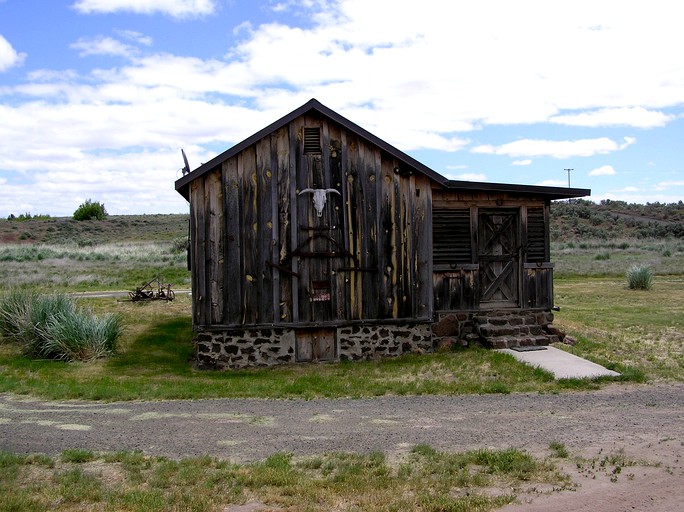 Cabins (Grass Valley, Oregon, United States)