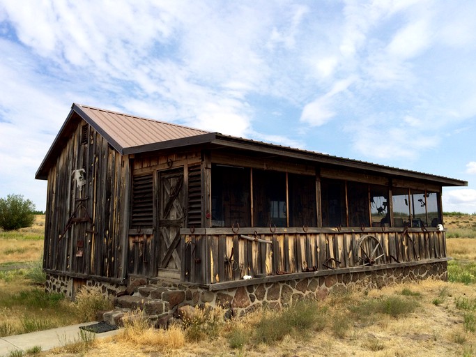 Cabins (Grass Valley, Oregon, United States)