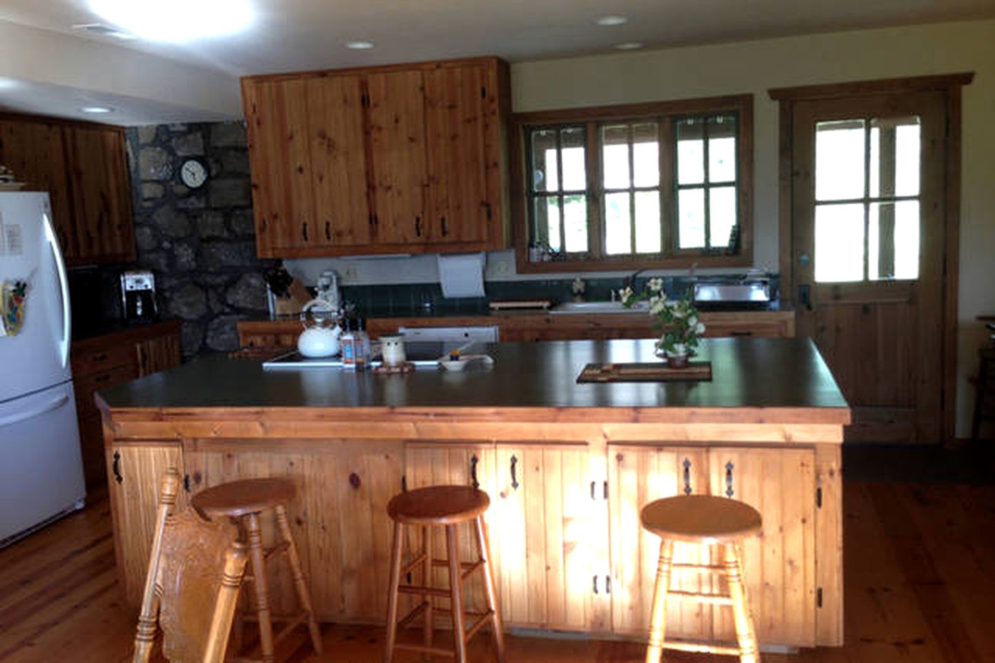 Charming Log Cabin Rental with Outdoor Grill near Gifford Pinchot National Forest
