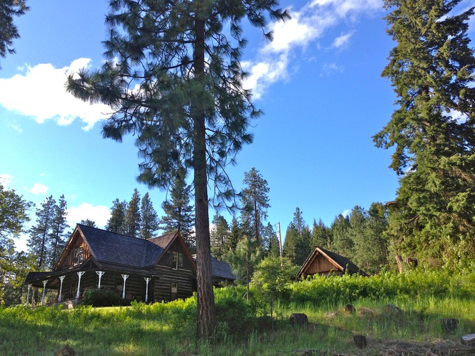 Log Cabins (Trout Lake, Washington, United States)