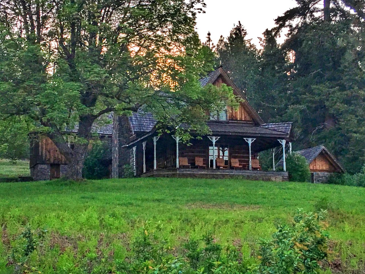 Charming Log Cabin Rental with Outdoor Grill near Gifford Pinchot National Forest