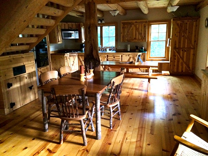 Log Cabins (Tygh Valley, Oregon, United States)