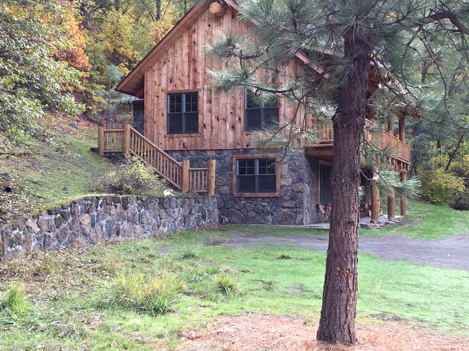 Log Cabins (Tygh Valley, Oregon, United States)