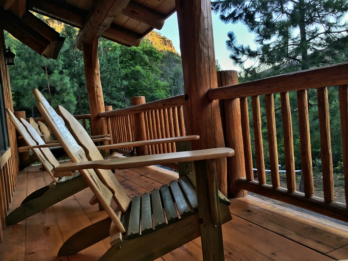 Log Cabins (Tygh Valley, Oregon, United States)