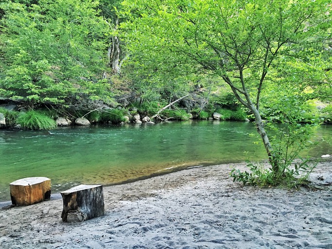 Log Cabins (Tygh Valley, Oregon, United States)