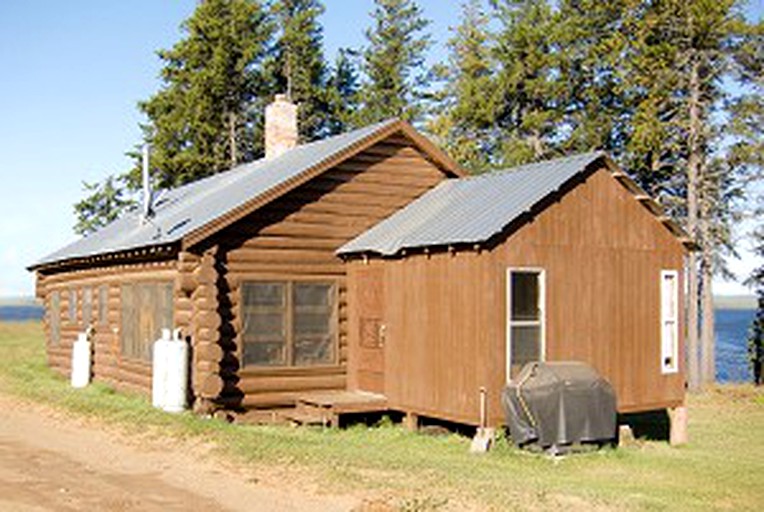 Cabins (Kabitotikwia Lake, Ontario, Canada)