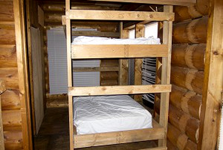 Cabins (Kabitotikwia Lake, Ontario, Canada)