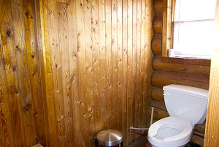 Cabins (Kabitotikwia Lake, Ontario, Canada)