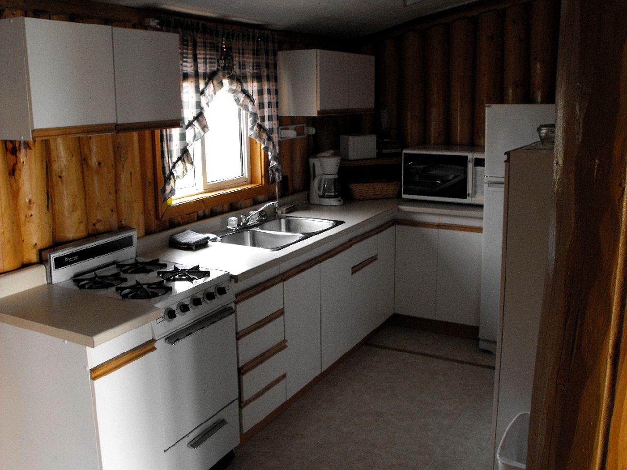 Lakefront Cabin Getaway with Fishing Spots near White River, Ontario