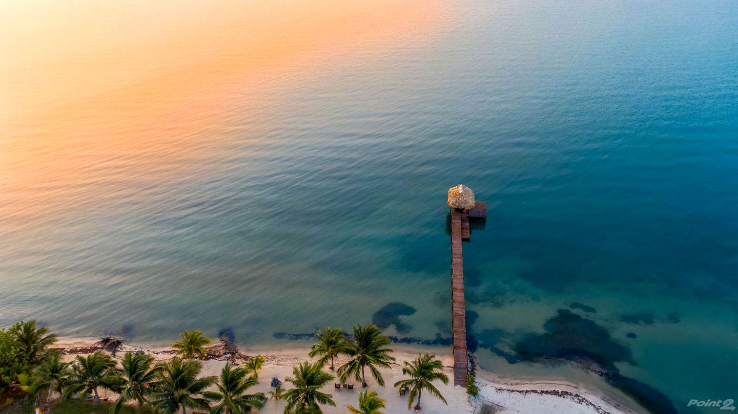 Stunning Oceanfront Beach House with Swimming Pool in Belize City, Belize District