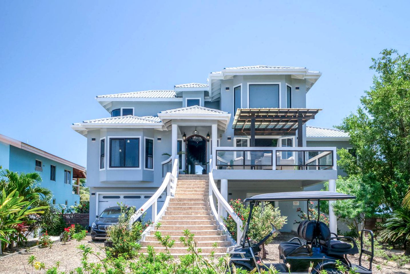 Stunning Oceanfront Beach House with Swimming Pool in Belize City, Belize District