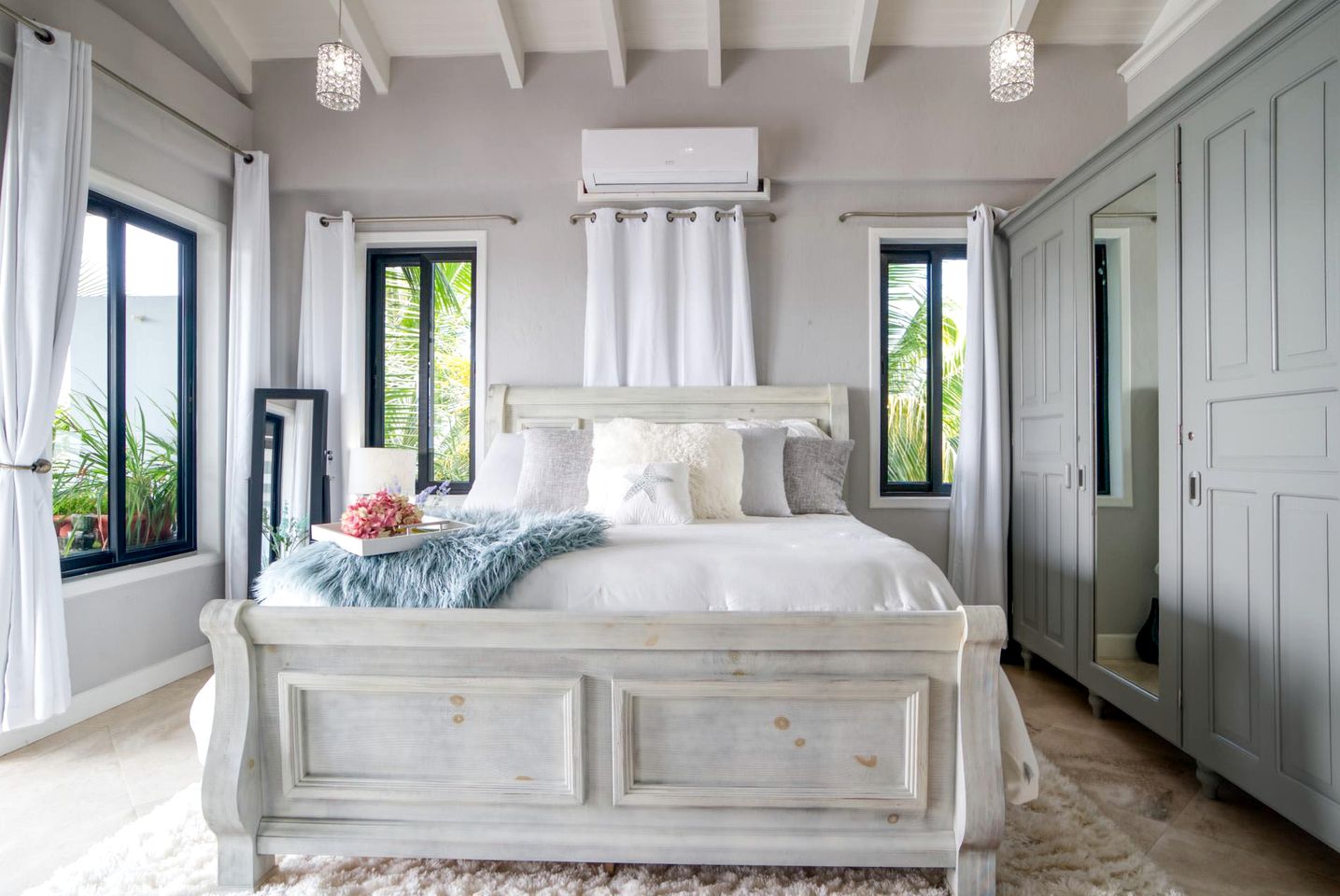 Stunning Oceanfront Beach House with Swimming Pool in Belize City, Belize District