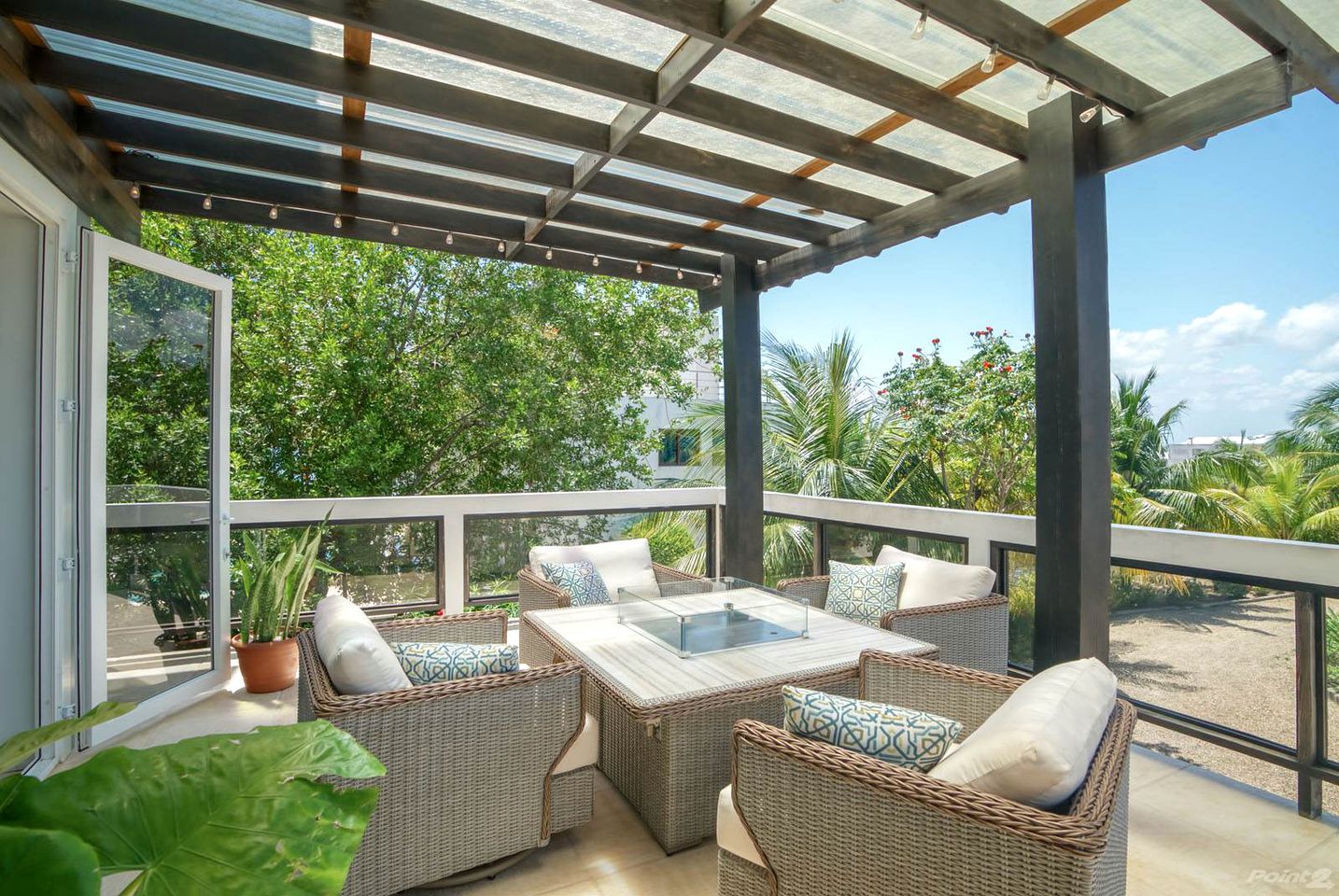 Stunning Oceanfront Beach House with Swimming Pool in Belize City, Belize District