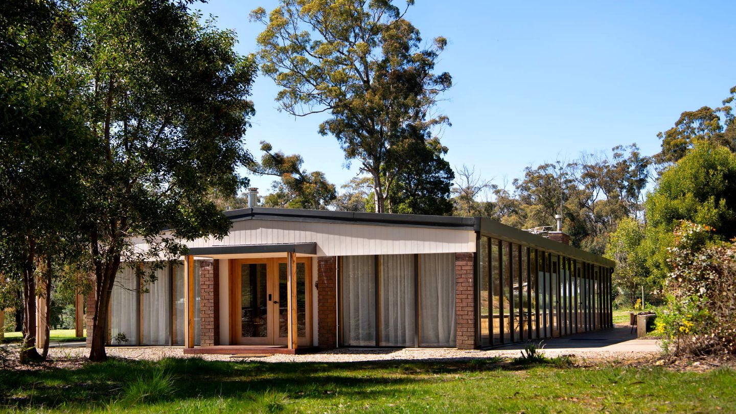 Off-Grid Luxurious Rental Idyllic for Group Getaways in Victoria