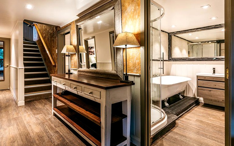 Beach Houses (Waiheke Island, North Island, New Zealand)