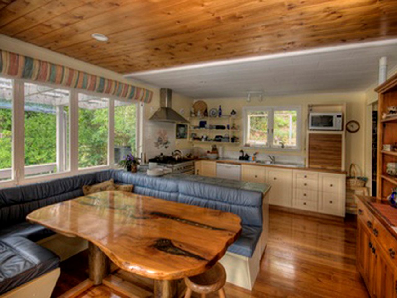 Sunny Suite Rentals for Quiet Beach Getaway on Kawau Island