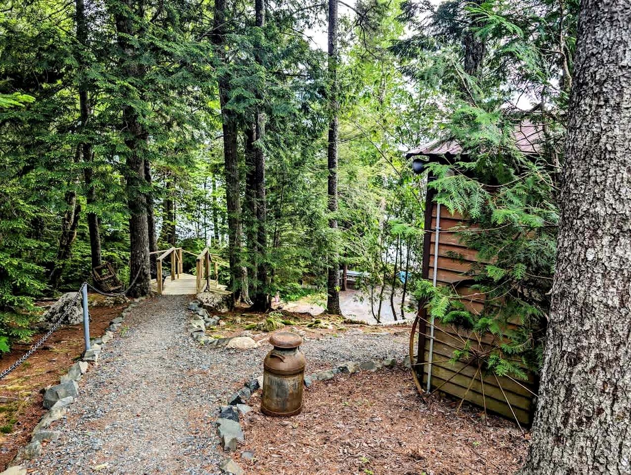 Stunning Waterfront Cabin on Flanders Pond for an Amazing Family Adventure in Sullivan, Maine