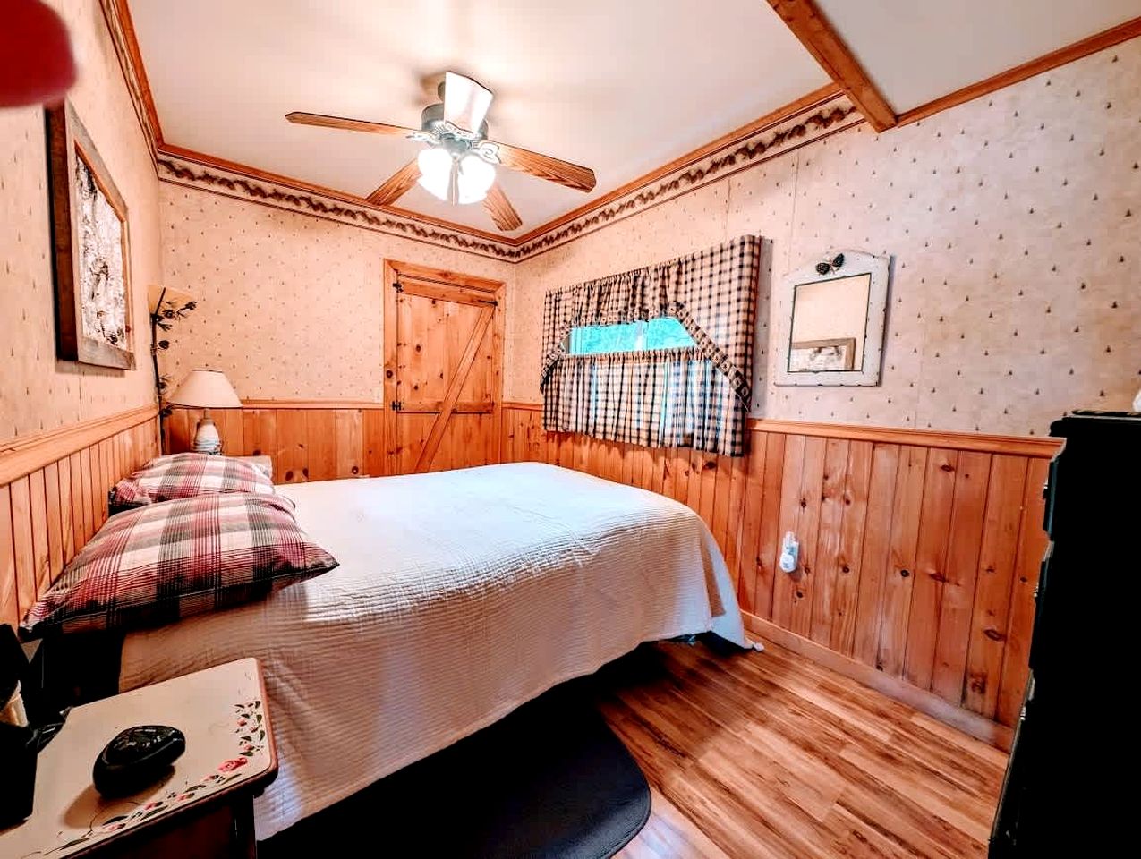Stunning Waterfront Cabin on Flanders Pond for an Amazing Family Adventure in Sullivan, Maine