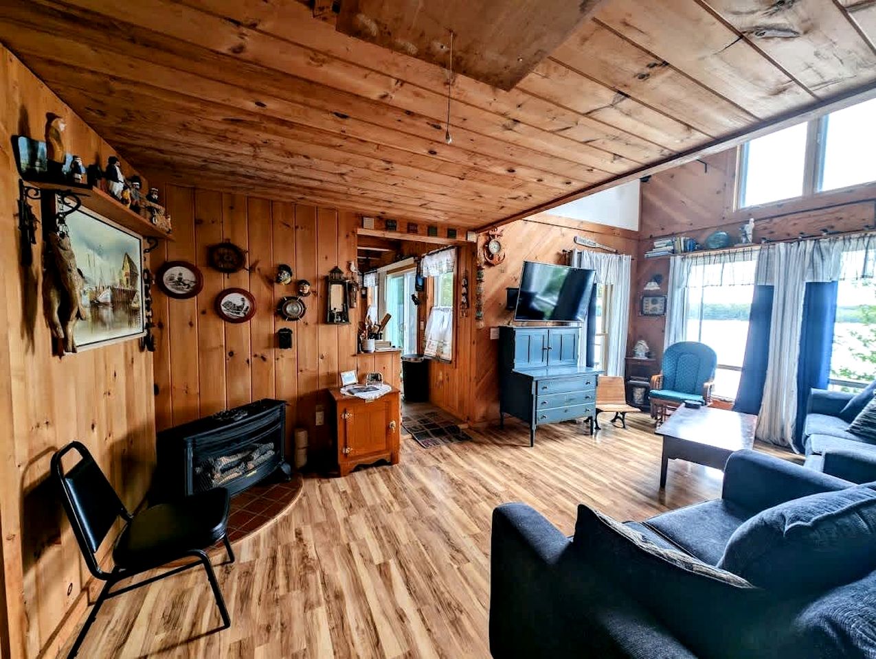 Stunning Waterfront Cabin on Flanders Pond for an Amazing Family Adventure in Sullivan, Maine