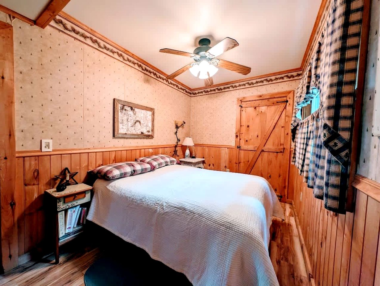 Stunning Waterfront Cabin on Flanders Pond for an Amazing Family Adventure in Sullivan, Maine