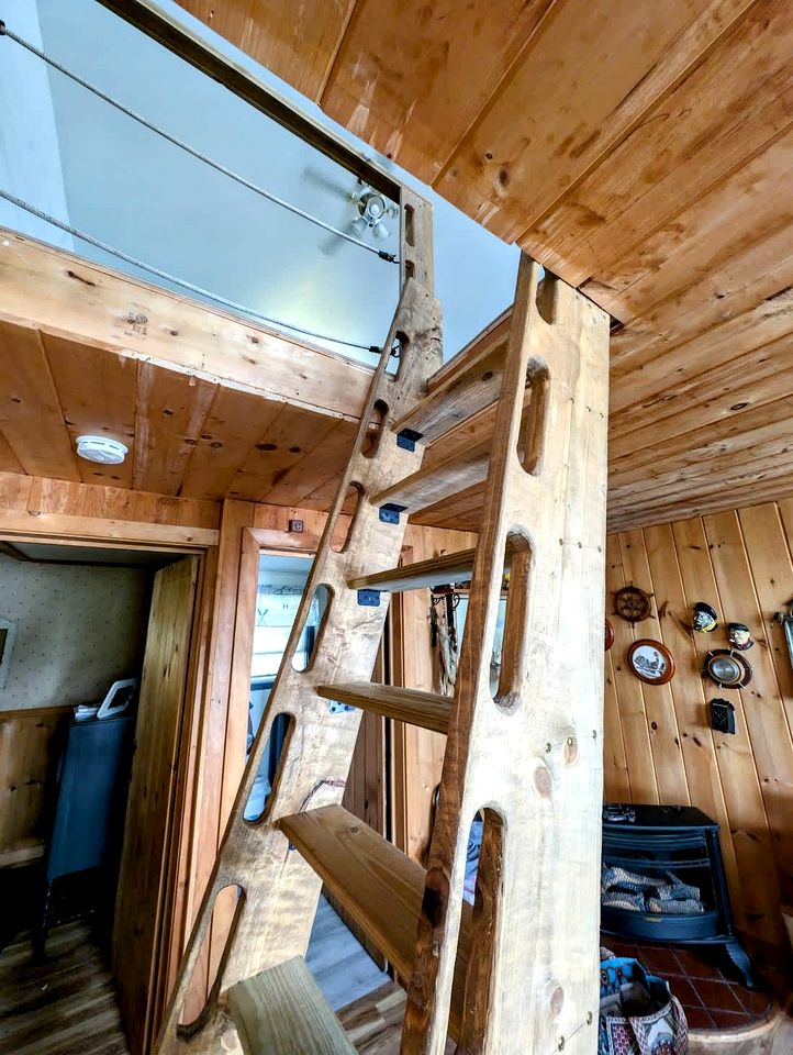Stunning Waterfront Cabin on Flanders Pond for an Amazing Family Adventure in Sullivan, Maine