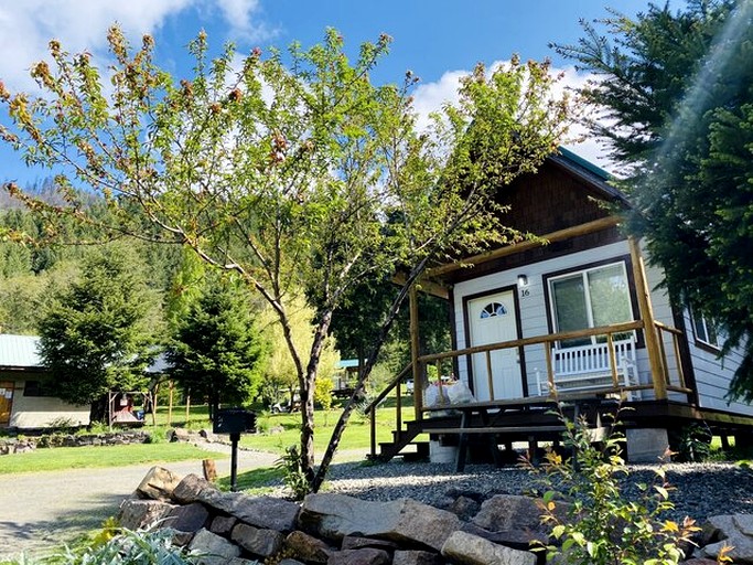 Idyllic Cabin for Group Getaway along the North Umpqua River, Oregon | Cabins (Idleyld Park, Oregon, United States of America)