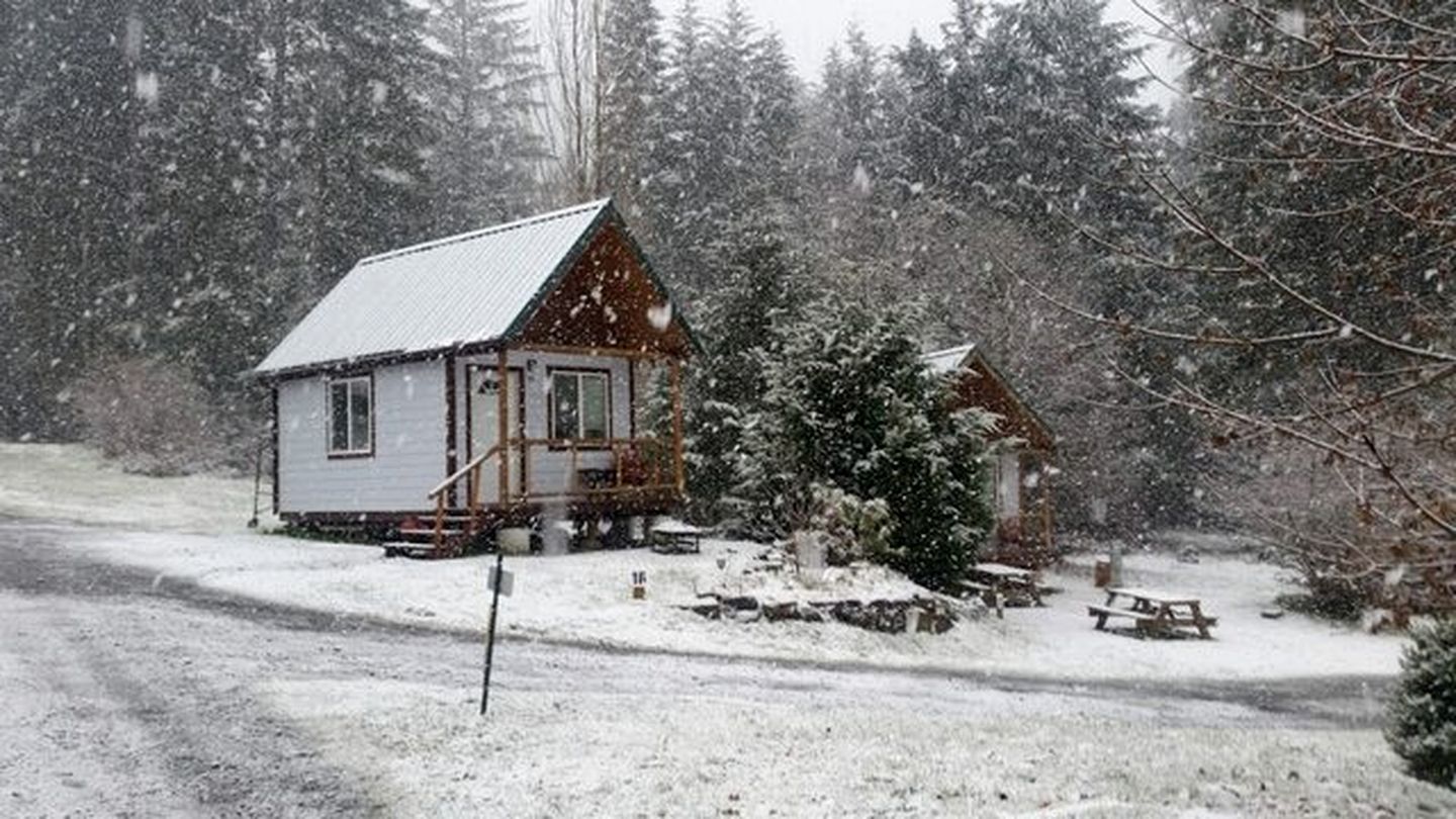 Idyllic Cabin for Group Getaway along the North Umpqua River, Oregon