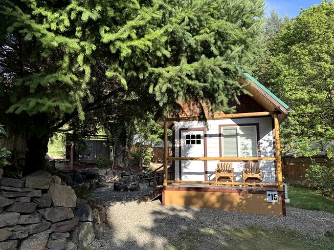 Idyllic Cabin for Group Getaway along the North Umpqua River, Oregon | Cabins (Idleyld Park, Oregon, United States of America)