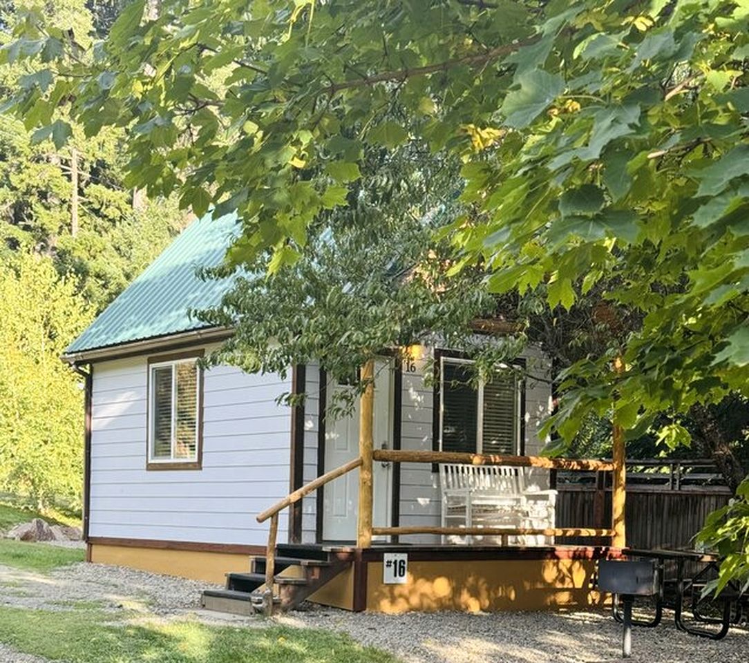 Idyllic Cabin for Group Getaway along the North Umpqua River, Oregon