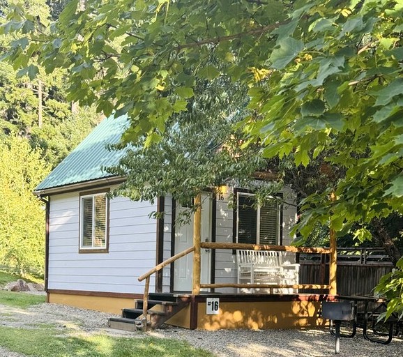 Idyllic Cabin for Group Getaway along the North Umpqua River, Oregon | Cabins (Idleyld Park, Oregon, United States of America)