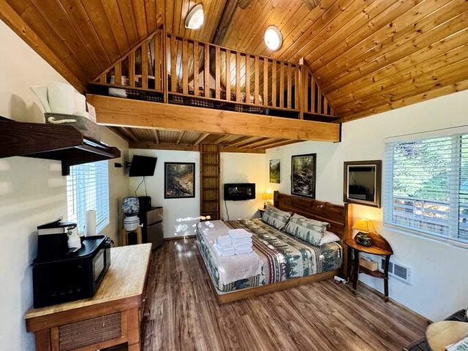 Idyllic Cabin for Group Getaway along the North Umpqua River, Oregon | Cabins (Idleyld Park, Oregon, United States of America)