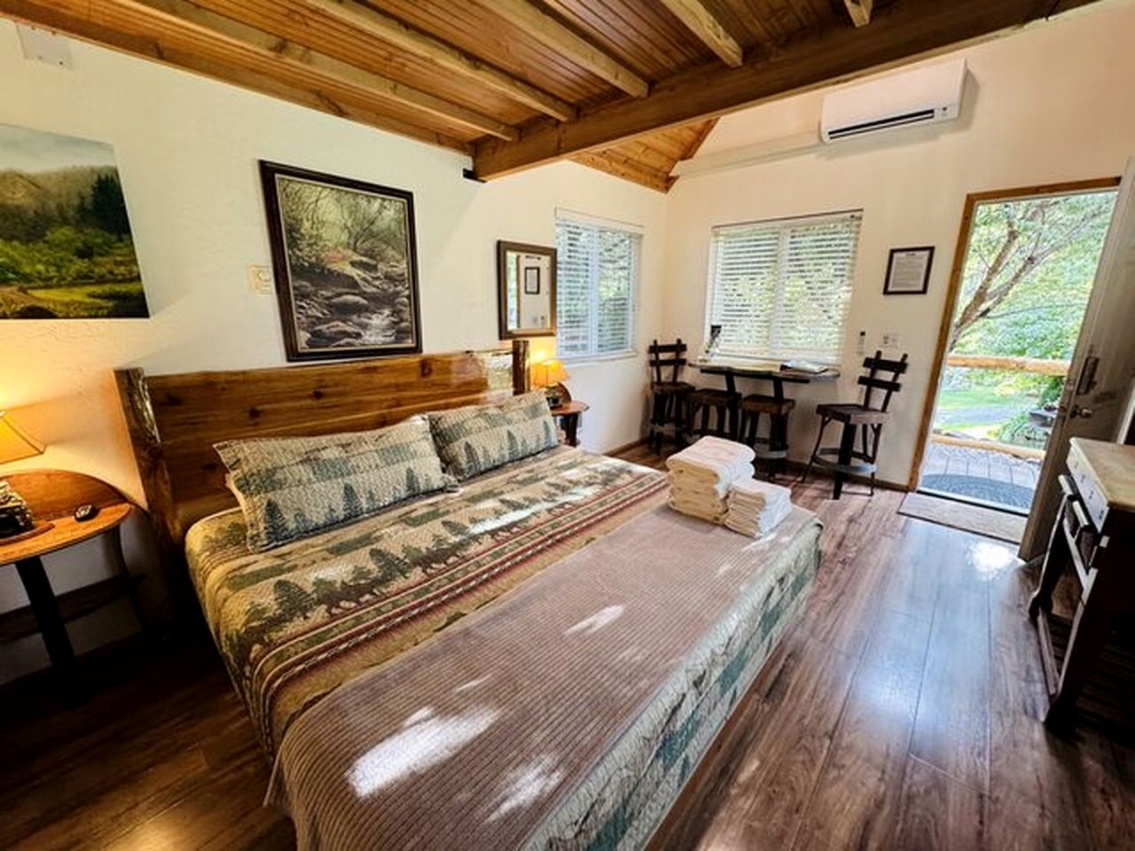 Idyllic Cabin for Group Getaway along the North Umpqua River, Oregon