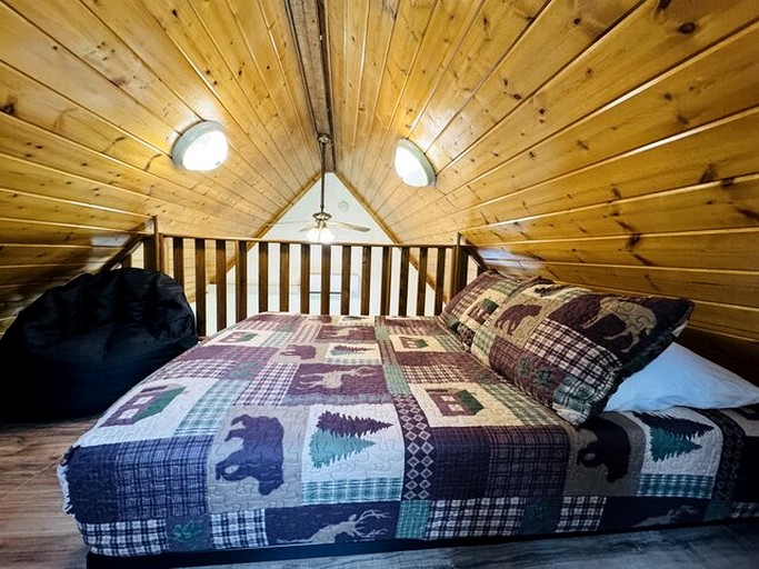 Idyllic Cabin for Group Getaway along the North Umpqua River, Oregon | Cabins (Idleyld Park, Oregon, United States of America)