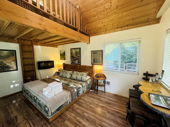 Idyllic Cabin for Group Getaway along the North Umpqua River, Oregon | Cabins (Idleyld Park, Oregon, United States of America)