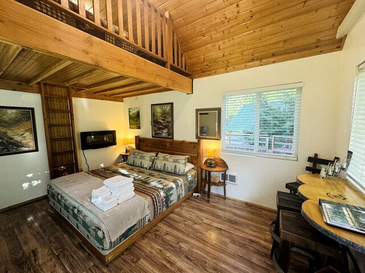 Idyllic Cabin for Group Getaway along the North Umpqua River, Oregon