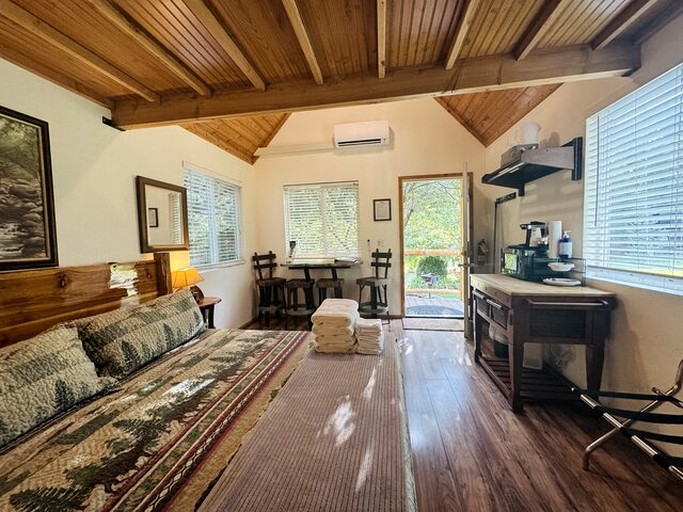 Idyllic Cabin for Group Getaway along the North Umpqua River, Oregon | Cabins (Idleyld Park, Oregon, United States of America)