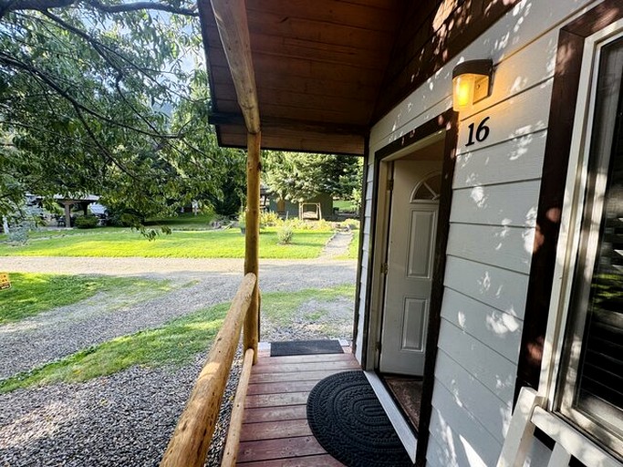 Idyllic Cabin for Group Getaway along the North Umpqua River, Oregon | Cabins (Idleyld Park, Oregon, United States of America)