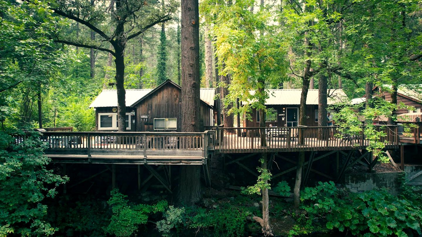 Spectacular Cabin with Nice River Views in Castella, California