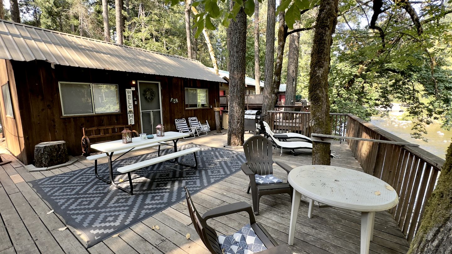 Spectacular Cabin with Nice River Views in Castella, California